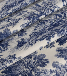 Tessuto Toile de Jouy blu con scene pastorali dettagliate raffiguranti momenti di vita rurale: figure in abiti d'epoca, paesaggi naturali con alberi rigogliosi, architetture rustiche e scene conviviali all'aperto. Perfetto per arredamento d'interni classico, tende, cuscini e decorazioni in stile shabby chic.
