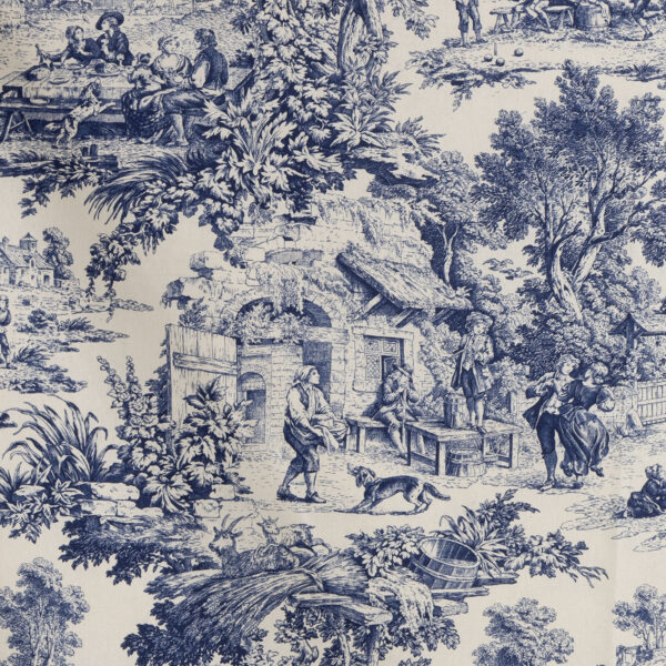 Tessuto Toile de Jouy blu con scene pastorali dettagliate raffiguranti momenti di vita rurale: figure in abiti d'epoca, paesaggi naturali con alberi rigogliosi, architetture rustiche e scene conviviali all'aperto. Perfetto per arredamento d'interni classico, tende, cuscini e decorazioni in stile shabby chic.