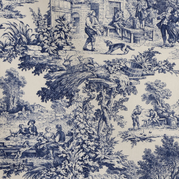 Tessuto Toile de Jouy blu con scene pastorali dettagliate raffiguranti momenti di vita rurale: figure in abiti d'epoca, paesaggi naturali con alberi rigogliosi, architetture rustiche e scene conviviali all'aperto. Perfetto per arredamento d'interni classico, tende, cuscini e decorazioni in stile shabby chic.