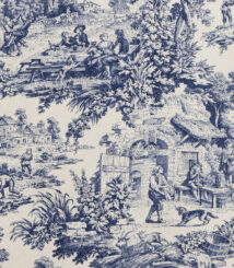 Tessuto Toile de Jouy blu con scene pastorali dettagliate raffiguranti momenti di vita rurale: figure in abiti d'epoca, paesaggi naturali con alberi rigogliosi, architetture rustiche e scene conviviali all'aperto. Perfetto per arredamento d'interni classico, tende, cuscini e decorazioni in stile shabby chic.
