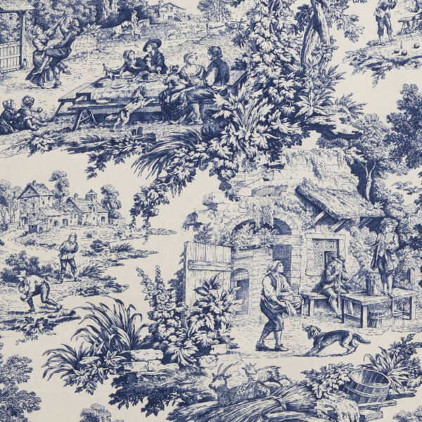 Tessuto Toile de Jouy blu con scene pastorali dettagliate raffiguranti momenti di vita rurale: figure in abiti d'epoca, paesaggi naturali con alberi rigogliosi, architetture rustiche e scene conviviali all'aperto. Perfetto per arredamento d'interni classico, tende, cuscini e decorazioni in stile shabby chic.