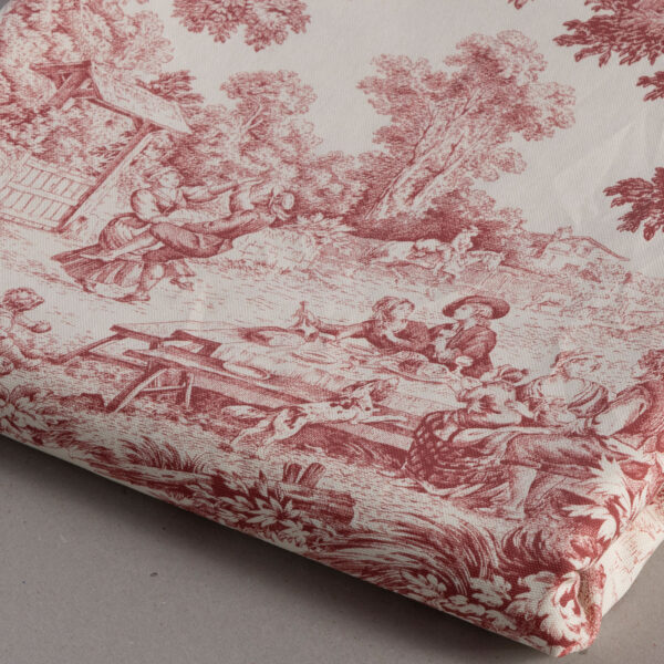 Tessuto Toile de Jouy bordeaux con raffigurazioni pastorali che includono scene di vita rurale, figure in abiti d'epoca, paesaggi naturali con alberi rigogliosi e architetture rustiche. Ideale per arredamento classico, rivestimenti di cuscini, tende e decorazioni in stile shabby chic.