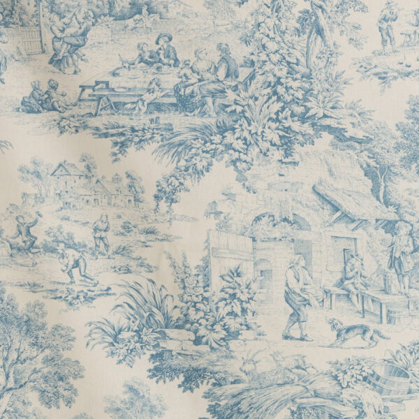 Tessuto Toile de Jouy azzurro chiaro con raffigurazioni pastorali dettagliate: figure in abiti d'epoca, scene di vita rurale all'aperto, paesaggi naturali rigogliosi e architetture rustiche. Ideale per arredamento classico, rivestimenti di cuscini, tende e decorazioni in stile shabby chic.