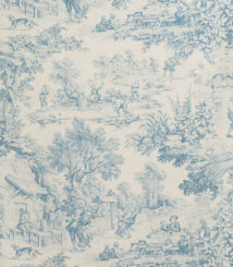 Tessuto Toile de Jouy azzurro chiaro con raffigurazioni pastorali dettagliate: figure in abiti d'epoca, scene di vita rurale all'aperto, paesaggi naturali rigogliosi e architetture rustiche. Ideale per arredamento classico, rivestimenti di cuscini, tende e decorazioni in stile shabby chic.