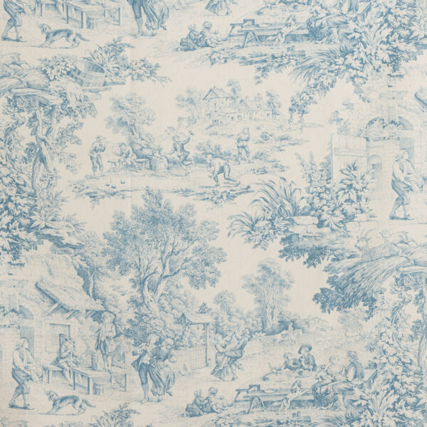 Tessuto Toile de Jouy azzurro chiaro con raffigurazioni pastorali dettagliate: figure in abiti d'epoca, scene di vita rurale all'aperto, paesaggi naturali rigogliosi e architetture rustiche. Ideale per arredamento classico, rivestimenti di cuscini, tende e decorazioni in stile shabby chic.