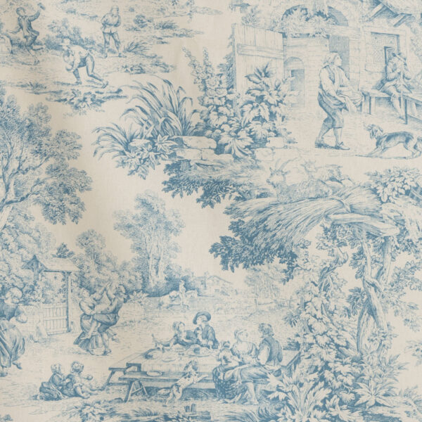 Tessuto Toile de Jouy azzurro chiaro con raffigurazioni pastorali dettagliate: figure in abiti d'epoca, scene di vita rurale all'aperto, paesaggi naturali rigogliosi e architetture rustiche. Ideale per arredamento classico, rivestimenti di cuscini, tende e decorazioni in stile shabby chic.