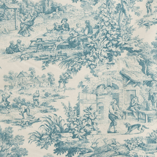 Tessuto Toile de Jouy azzurro chiaro con raffigurazioni pastorali dettagliate: figure in abiti d'epoca, scene di vita rurale all'aperto, paesaggi naturali rigogliosi e architetture rustiche. Ideale per arredamento classico, rivestimenti di cuscini, tende e decorazioni in stile shabby chic.