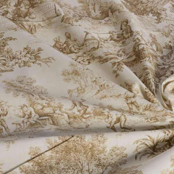 Il fascino del Toile de Jouy beige, un tessuto che racchiude secoli di storia e arte. Questo tessuto si distingue per le sue stampe delicate e raffinate