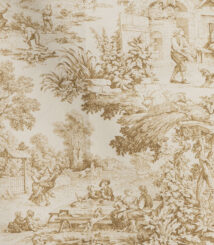 Tessuto Toile de Jouy beige con dettagli raffinati che raffigurano scene pastorali tradizionali: figure in abiti d'epoca, momenti conviviali all'aperto, paesaggi rurali con vegetazione rigogliosa e architetture rustiche. Ideale per arredamenti classici, tende, cuscini e decorazioni in stile shabby chic.