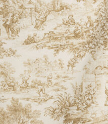 Tessuto Toile de Jouy beige con dettagli raffinati che raffigurano scene pastorali tradizionali: figure in abiti d'epoca, momenti conviviali all'aperto, paesaggi rurali con vegetazione rigogliosa e architetture rustiche. Ideale per arredamenti classici, tende, cuscini e decorazioni in stile shabby chic.