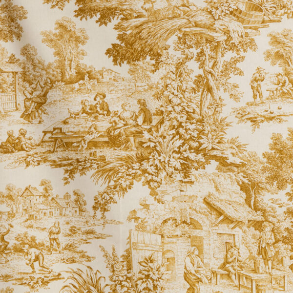 Tessuto Toile de Jouy dorato con dettagli raffinati che raffigurano scene pastorali tradizionali: figure in abiti d'epoca, momenti conviviali all'aperto, paesaggi naturali rigogliosi e architetture rustiche. Perfetto per arredamento classico, tende, rivestimenti di cuscini e decorazioni eleganti in stile shabby chic.