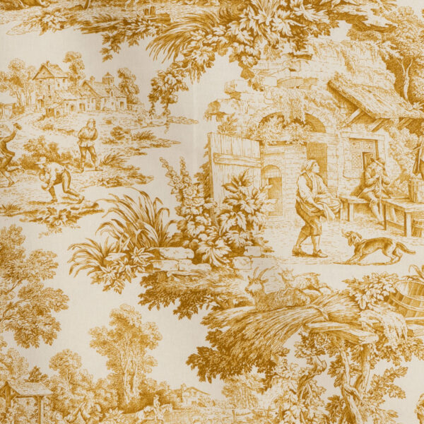 Tessuto Toile de Jouy dorato con dettagli raffinati che raffigurano scene pastorali tradizionali: figure in abiti d'epoca, momenti conviviali all'aperto, paesaggi naturali rigogliosi e architetture rustiche. Perfetto per arredamento classico, tende, rivestimenti di cuscini e decorazioni eleganti in stile shabby chic.