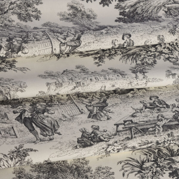 Tessuto Toile de Jouy grigio con raffigurazioni dettagliate di scene pastorali: figure in abiti d'epoca, momenti conviviali all'aperto, paesaggi naturali rigogliosi e architetture rustiche. Perfetto per arredamento classico, rivestimenti di cuscini, tende e decorazioni in stile shabby chic.