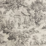 Tessuto Toile de Jouy grigio con raffigurazioni dettagliate di scene pastorali: figure in abiti d'epoca, momenti conviviali all'aperto, paesaggi naturali rigogliosi e architetture rustiche. Perfetto per arredamento classico, rivestimenti di cuscini, tende e decorazioni in stile shabby chic.