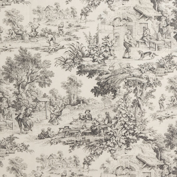 Tessuto Toile de Jouy grigio con raffigurazioni dettagliate di scene pastorali: figure in abiti d'epoca, momenti conviviali all'aperto, paesaggi naturali rigogliosi e architetture rustiche. Perfetto per arredamento classico, rivestimenti di cuscini, tende e decorazioni in stile shabby chic.