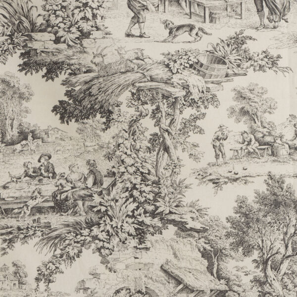 Tessuto Toile de Jouy grigio con raffigurazioni dettagliate di scene pastorali: figure in abiti d'epoca, momenti conviviali all'aperto, paesaggi naturali rigogliosi e architetture rustiche. Perfetto per arredamento classico, rivestimenti di cuscini, tende e decorazioni in stile shabby chic.