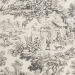 Tessuto Toile de Jouy grigio con raffigurazioni dettagliate di scene pastorali: figure in abiti d'epoca, momenti conviviali all'aperto, paesaggi naturali rigogliosi e architetture rustiche. Perfetto per arredamento classico, rivestimenti di cuscini, tende e decorazioni in stile shabby chic.