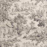 Tessuto Toile de Jouy grigio con raffigurazioni dettagliate di scene pastorali: figure in abiti d'epoca, momenti conviviali all'aperto, paesaggi naturali rigogliosi e architetture rustiche. Perfetto per arredamento classico, rivestimenti di cuscini, tende e decorazioni in stile shabby chic.