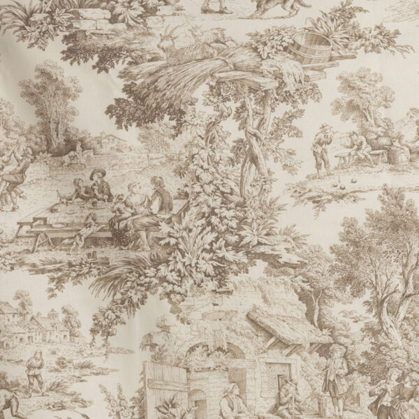 Tessuto Toile de Jouy taupe con dettagli raffinati che raffigurano scene pastorali tradizionali: figure in abiti d'epoca, momenti conviviali all'aperto, paesaggi rurali rigogliosi e architetture rustiche. Ideale per arredamento classico, tende, rivestimenti di cuscini e decorazioni in stile shabby chic.