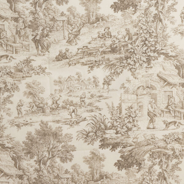 Tessuto Toile de Jouy taupe con dettagli raffinati che raffigurano scene pastorali tradizionali: figure in abiti d'epoca, momenti conviviali all'aperto, paesaggi rurali rigogliosi e architetture rustiche. Ideale per arredamento classico, tende, rivestimenti di cuscini e decorazioni in stile shabby chic.