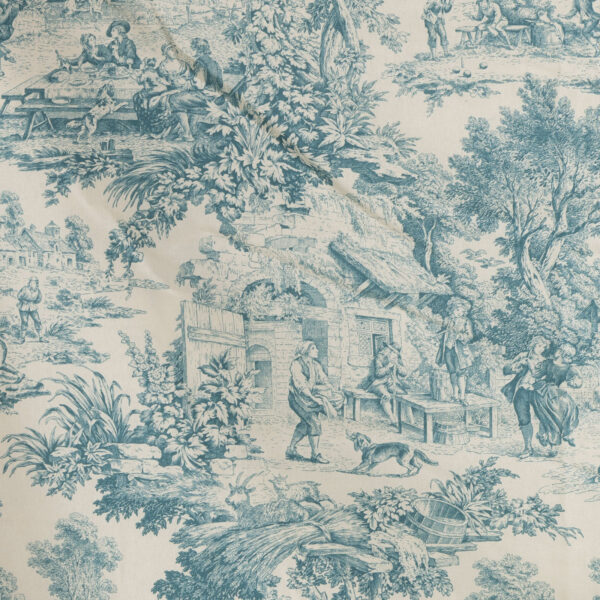 Tessuto Toile de Jouy turchese piegato, con raffigurazioni dettagliate di scene pastorali: figure in abiti d'epoca che ballano, picnic all'aperto con tavoli imbanditi, paesaggi naturali rigogliosi e dettagli floreali. Ideale per arredamento classico, rivestimenti di cuscini, tende e decorazioni in stile shabby chic.