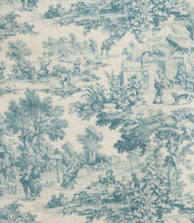 Tessuto Toile de Jouy turchese piegato, con raffigurazioni dettagliate di scene pastorali: figure in abiti d'epoca che ballano, picnic all'aperto con tavoli imbanditi, paesaggi naturali rigogliosi e dettagli floreali. Ideale per arredamento classico, rivestimenti di cuscini, tende e decorazioni in stile shabby chic.