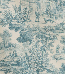 Tessuto Toile de Jouy turchese piegato, con raffigurazioni dettagliate di scene pastorali: figure in abiti d'epoca che ballano, picnic all'aperto con tavoli imbanditi, paesaggi naturali rigogliosi e dettagli floreali. Ideale per arredamento classico, rivestimenti di cuscini, tende e decorazioni in stile shabby chic.
