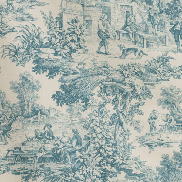 Tessuto Toile de Jouy turchese piegato, con raffigurazioni dettagliate di scene pastorali: figure in abiti d'epoca che ballano, picnic all'aperto con tavoli imbanditi, paesaggi naturali rigogliosi e dettagli floreali. Ideale per arredamento classico, rivestimenti di cuscini, tende e decorazioni in stile shabby chic.