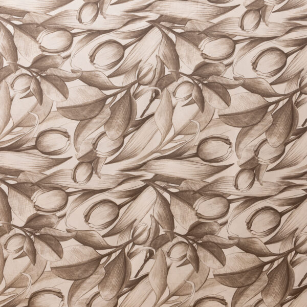 Tessuto decorativo con motivo floreale di tulipani disegnati in tonalità marrone su sfondo beige chiaro. Il design elegante e naturale, con linee fluide e dettagli ricercati, è ideale per arredamenti moderni, rivestimenti di cuscini, tende e decorazioni in stile contemporaneo o rustico chic.