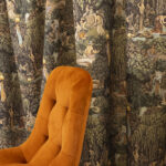 Tessuto decorativo ispirato a scene esotiche, raffigurante donne in abiti tradizionali immerse in una lussureggiante foresta tropicale con cascate, alberi imponenti e vegetazione rigogliosa. I toni caldi del verde, marrone e ocra creano un design ricco e suggestivo, ideale per arredamenti etnici, tende, cuscini e decorazioni d'interni in stile tropicale.