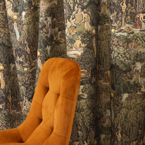 Tessuto decorativo ispirato a scene esotiche, raffigurante donne in abiti tradizionali immerse in una lussureggiante foresta tropicale con cascate, alberi imponenti e vegetazione rigogliosa. I toni caldi del verde, marrone e ocra creano un design ricco e suggestivo, ideale per arredamenti etnici, tende, cuscini e decorazioni d'interni in stile tropicale.