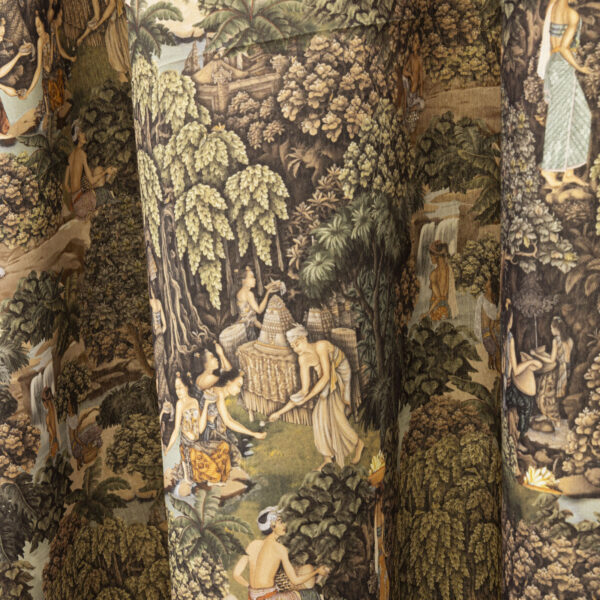 Tessuto decorativo ispirato a scene esotiche, raffigurante donne in abiti tradizionali immerse in una lussureggiante foresta tropicale con cascate, alberi imponenti e vegetazione rigogliosa. I toni caldi del verde, marrone e ocra creano un design ricco e suggestivo, ideale per arredamenti etnici, tende, cuscini e decorazioni d'interni in stile tropicale.