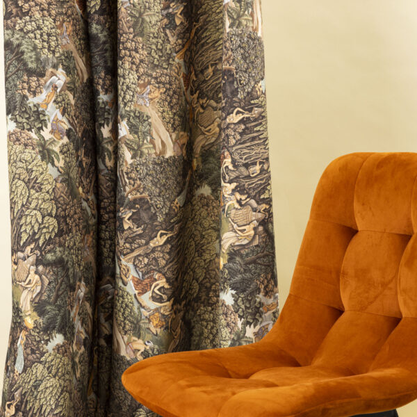 Tessuto decorativo ispirato a scene esotiche, raffigurante donne in abiti tradizionali immerse in una lussureggiante foresta tropicale con cascate, alberi imponenti e vegetazione rigogliosa. I toni caldi del verde, marrone e ocra creano un design ricco e suggestivo, ideale per arredamenti etnici, tende, cuscini e decorazioni d'interni in stile tropicale.