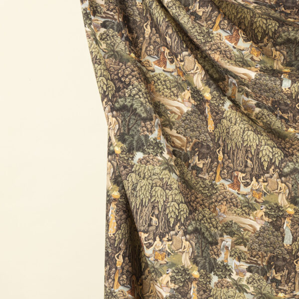Tessuto decorativo ispirato a scene esotiche, raffigurante donne in abiti tradizionali immerse in una lussureggiante foresta tropicale con cascate, alberi imponenti e vegetazione rigogliosa. I toni caldi del verde, marrone e ocra creano un design ricco e suggestivo, ideale per arredamenti etnici, tende, cuscini e decorazioni d'interni in stile tropicale.