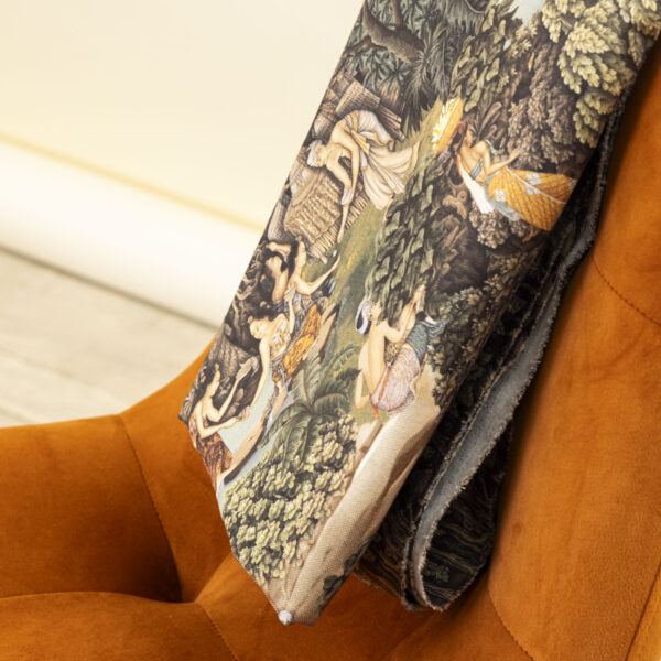 Tessuto decorativo ispirato a scene esotiche, raffigurante donne in abiti tradizionali immerse in una lussureggiante foresta tropicale con cascate, alberi imponenti e vegetazione rigogliosa. I toni caldi del verde, marrone e ocra creano un design ricco e suggestivo, ideale per arredamenti etnici, tende, cuscini e decorazioni d'interni in stile tropicale.