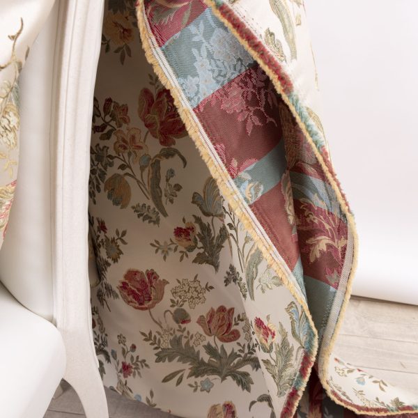 Tessuto lampasso in stile veneziano con fondo avorio e motivo floreale ricamato nei toni del rosso, verde, azzurro e oro. Elegante e raffinato, perfetto per tendaggi, tappezzeria classica, copriletti e complementi d’arredo in stile barocco o vintage. Made in Italy.