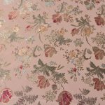Tessuto lampasso in stile veneziano con fondo rosa antico e motivo floreale barocco ricamato in tonalità oro, rosso, verde oliva e azzurro. Elegante e raffinato, ideale per tendaggi, cuscini, tappezzerie e complementi d’arredo classici. Pregiata manifattura italiana.