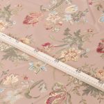 Tessuto lampasso in stile veneziano con fondo rosa antico e motivo floreale barocco ricamato in tonalità oro, rosso, verde oliva e azzurro. Elegante e raffinato, ideale per tendaggi, cuscini, tappezzerie e complementi d’arredo classici. Pregiata manifattura italiana.