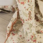 Tessuto Lampasso a motivi floreali classici su fondo panna, con eleganti fiori ricamati nei toni del rosso, verde salvia e oro chiaro. Stile vintage e raffinato, perfetto per tende, cuscini, copriletti o rivestimenti in ambienti dallo stile shabby chic o retrò. Prodotto artigianale italiano di alta qualità