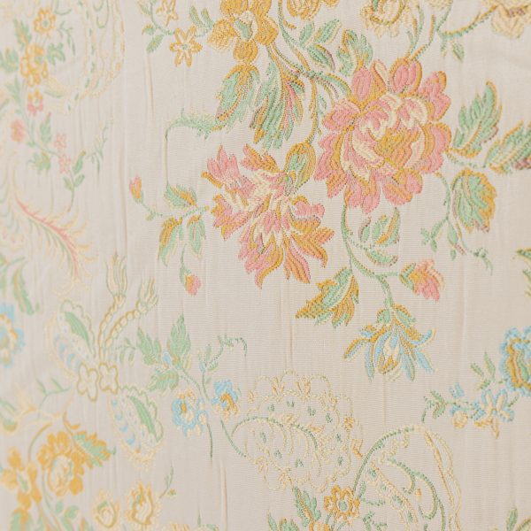 Tessuto Lampasso floreale su fondo avorio con eleganti motivi ricamati in tonalità pastello come rosa, verde, giallo e oro. Design raffinato e delicato, ideale per arredi in stile classico, shabby chic o romantico. Perfetto per tende, cuscini, tappezzeria e complementi d’arredo artigianali made in Italy