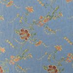 Tessuto lampasso con fondo azzurro e motivo floreale intrecciato in stile classico. Fiori nei toni del rosso, arancio e giallo con foglie verdi, perfetto per tendaggi, cuscini, tappezzeria e decorazioni shabby chic. Stampa elegante e vivace per arredare con personalità. Made in Italy.