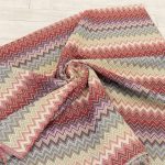 Acquista il Tessuto Gobelin Multicolore ZigZag chevron rosso su Deco Italian Design. Perfetto per tende, cuscini e rivestimenti di alta qualità.