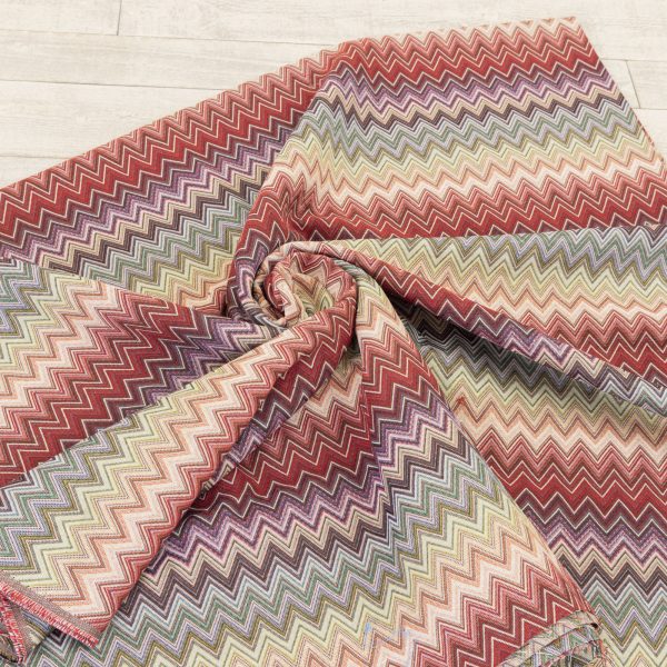 Acquista il Tessuto Gobelin Multicolore ZigZag chevron rosso su Deco Italian Design. Perfetto per tende, cuscini e rivestimenti di alta qualità.