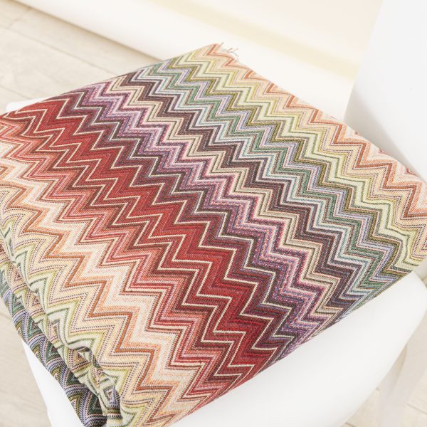 Acquista il Tessuto Gobelin Multicolore ZigZag chevron rosso su Deco Italian Design. Perfetto per tende, cuscini e rivestimenti di alta qualità.