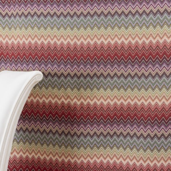 Acquista il Tessuto Gobelin Multicolore ZigZag chevron rosso su Deco Italian Design. Perfetto per tende, cuscini e rivestimenti di alta qualità.