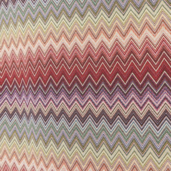 Acquista il Tessuto Gobelin Multicolore ZigZag chevron rosso su Deco Italian Design. Perfetto per tende, cuscini e rivestimenti di alta qualità.