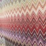 Acquista il Tessuto Gobelin Multicolore ZigZag chevron rosso su Deco Italian Design. Perfetto per tende, cuscini e rivestimenti di alta qualità.