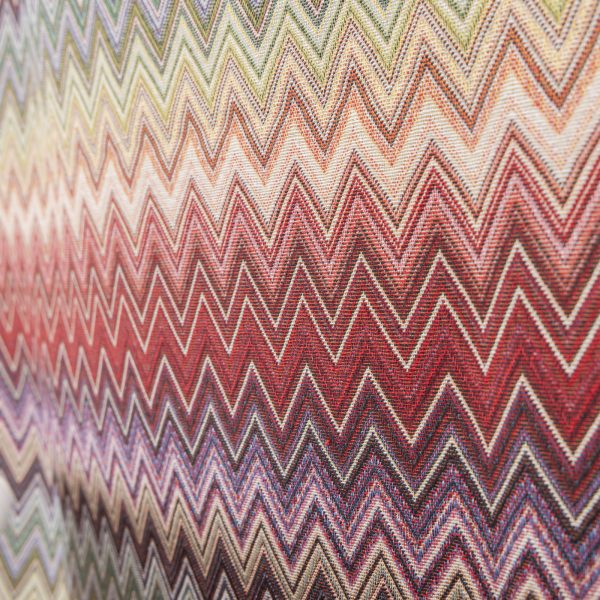 Acquista il Tessuto Gobelin Multicolore ZigZag chevron rosso su Deco Italian Design. Perfetto per tende, cuscini e rivestimenti di alta qualità.