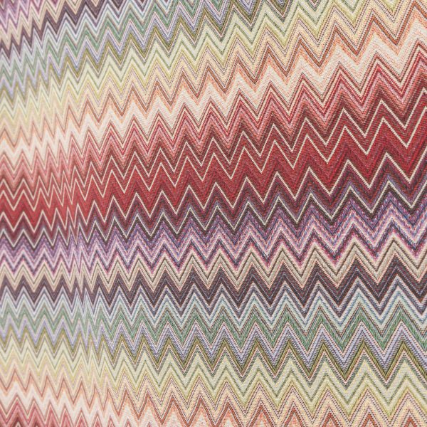 Acquista il Tessuto Gobelin Multicolore ZigZag chevron rosso su Deco Italian Design. Perfetto per tende, cuscini e rivestimenti di alta qualità.