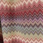 Acquista il Tessuto Gobelin Multicolore ZigZag chevron rosso su Deco Italian Design. Perfetto per tende, cuscini e rivestimenti di alta qualità.